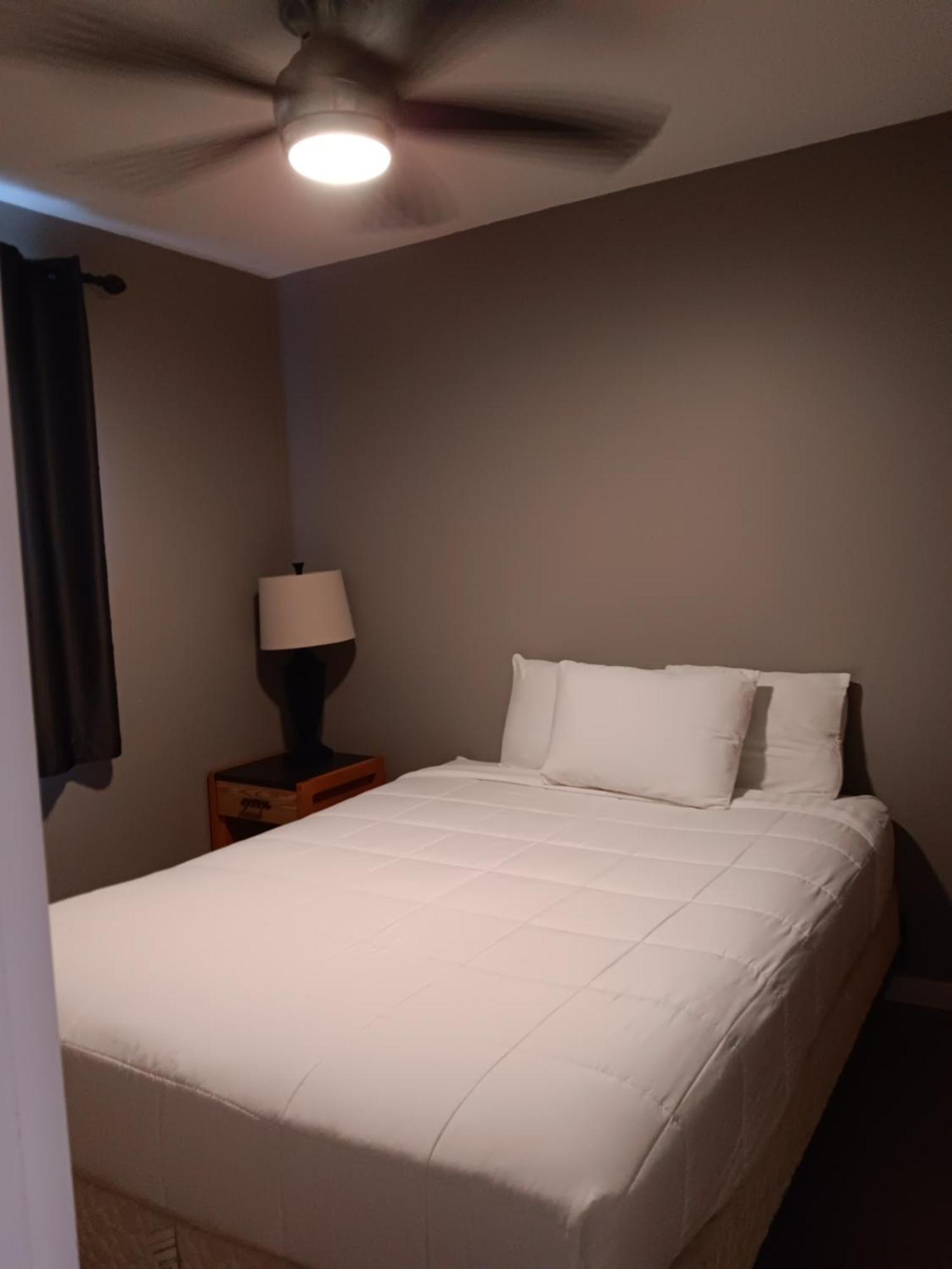 Hinton Highway Inn Esterno foto